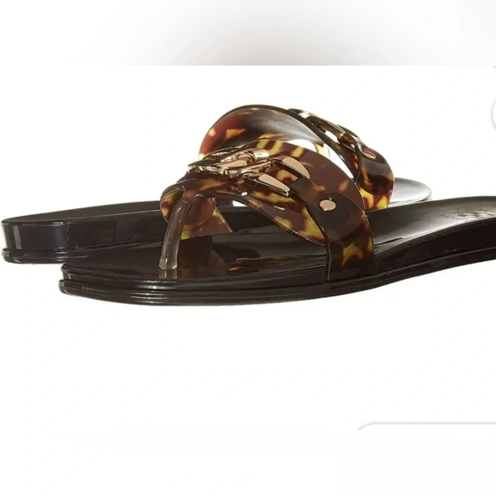 Vince Camuto step out